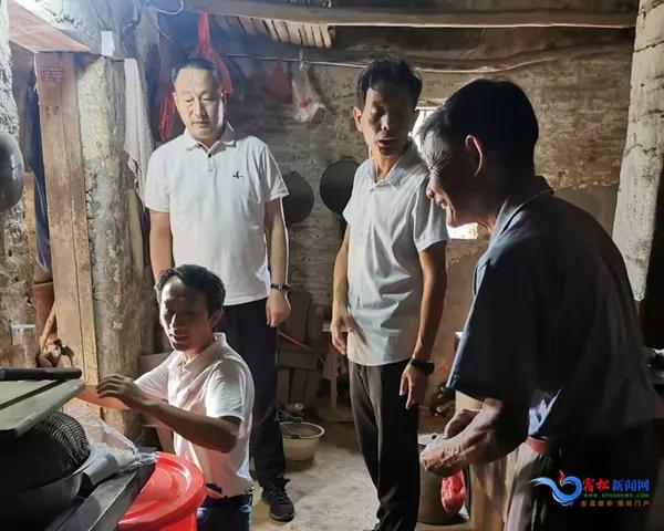 港荣集团捐赠净水器 爱心助力居民饮水健康